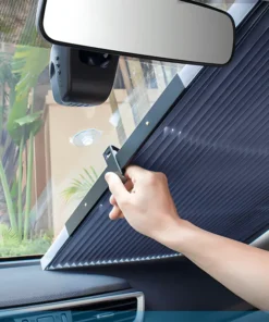 Auto roletna za šoferšajbnu razvučena preko stakla, pruža zaštitu od sunca