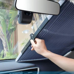 Auto roletna za šoferšajbnu razvučena preko stakla, pruža zaštitu od sunca