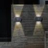 Dekorativna spoljna zidna lampa koja baca svetlost gore i dole na fasadi kuće