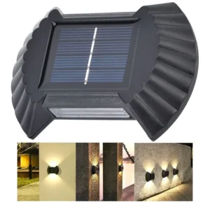 Fasadne solarne zidne lampe sa 'šišmiš' efektom svetla na zidu noću.