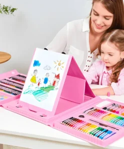 Unutrašnjost otvorenog kofera, ispunjenog drvenim bojicama, flomasterima i voštanim bojama