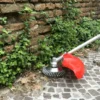 Nastavak za trimer koji čisti uporni korov izmedju betonskih ploča