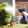 Aku perač u akciji, pere automobil koristeći vodu direktno iz kante
