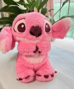 Roze plišani Stič koji diše, sa stomačićem koji se nežno pomera gore-dole