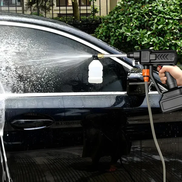 Pranje automobila aku peracem pod pritiskom