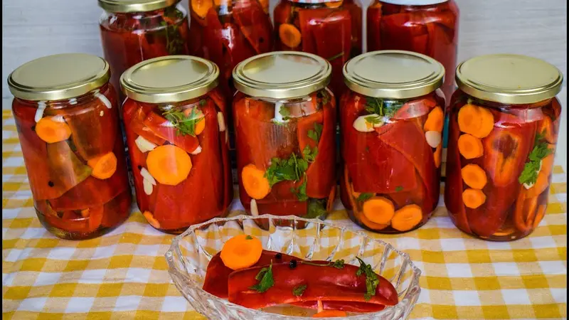 Pečenje crvenih paprika na tradicionalan način za ajvar