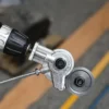Adapter za bušilicu koji funkcioniše kao električne makaze za lim