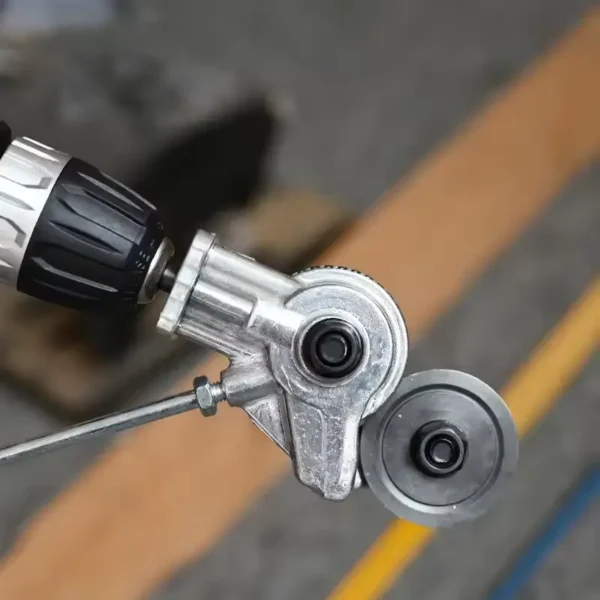 Adapter za bušilicu koji funkcioniše kao električne makaze za lim