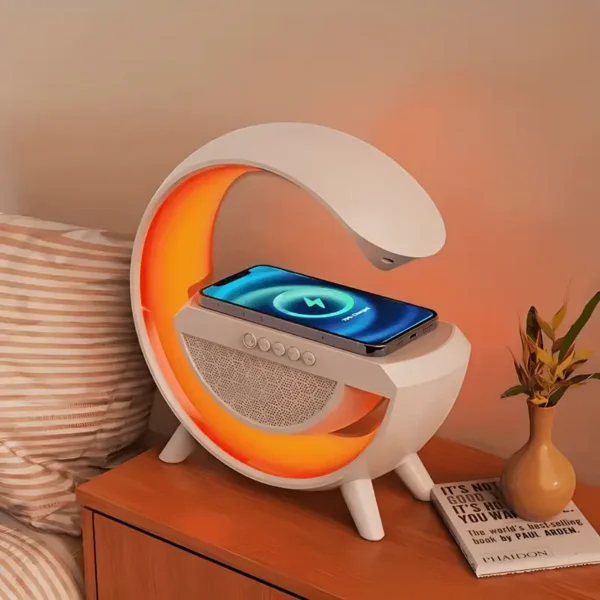 RGB noćna lampa sa ambijentalnim svetlom kojim se upravlja preko mobilne aplikacije