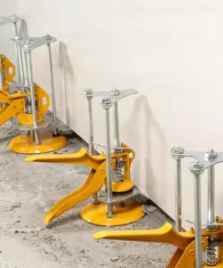 Prikaz podizača za pločice u akciji dok drži veliku keramičku ploču na željenoj visini