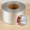 Vodootporna aluminijumska traka se postavlja na napukli krov i zaustavlja curenje
