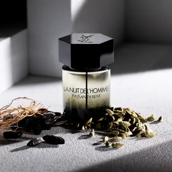 Parfem sa kardamonom, YSL La Nuit de L'Homme, koji stvara toplu auru