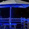 Arhitektonsko osvetljenje plava boja ističe linije objekta i moderni izgled