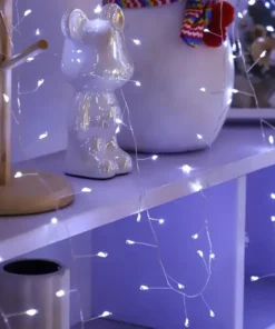 Bajkovite vilinske sijalice bele u sobi stvaraju mirnu i prijatnu atmosferu