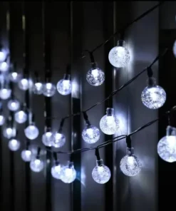 Bele solarne kuglice dekorativne lampice stvaraju elegantno osvetljenje