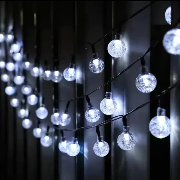 Bele solarne kuglice dekorativne lampice stvaraju elegantno osvetljenje