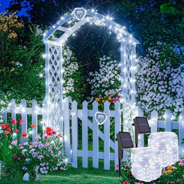 Bele solarne sijalice na terasi stvaraju elegantno i prijatno osvetljenje
