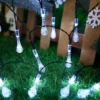 Bele svetleće kapljice solarne lampice stvaraju efekat zaleđenih kapljica svetlosti