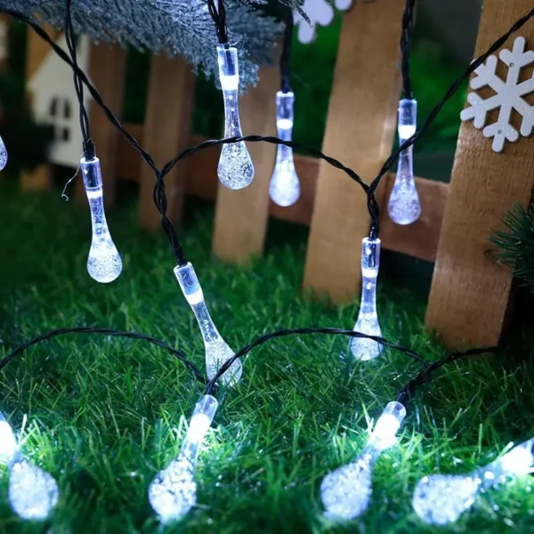 Bele svetleće kapljice solarne lampice stvaraju efekat zaleđenih kapljica svetlosti