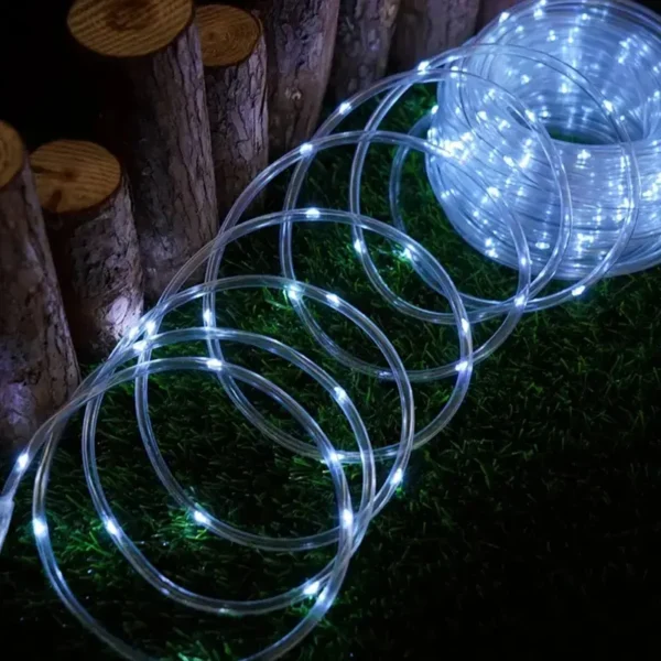 Belo LED osvetljenje u providnom PVC crevu pruža čistu i mirnu svetlost