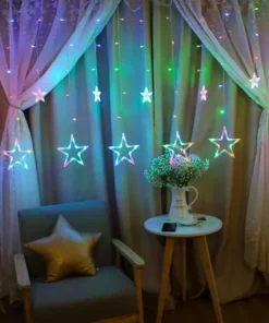 Božićna rasveta šarene zvezde i zvezdice pretvara prostor u bajku svetla