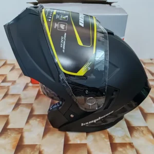 Moderna crna moto flip up kaciga sa praktičnim flip-up mehanizmom