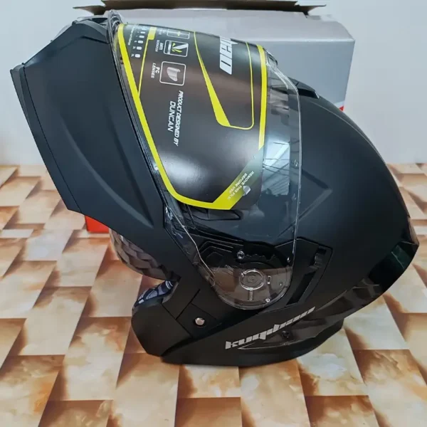 Moderna crna moto flip up kaciga sa praktičnim flip-up mehanizmom