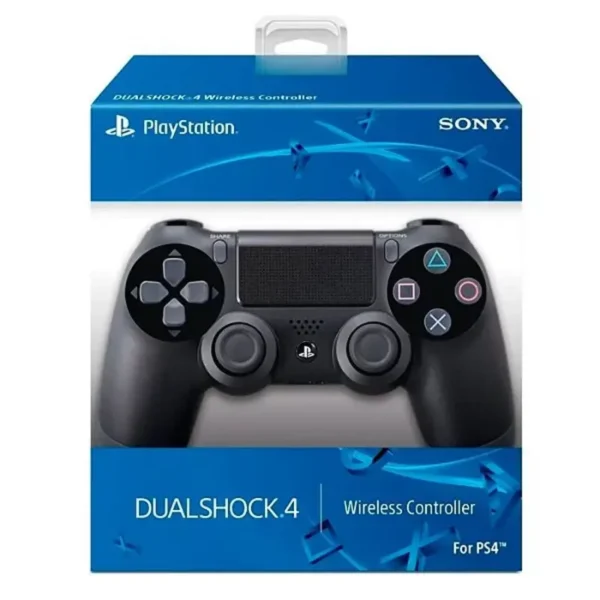 Crni PS4 džojstik u rukama igrača tokom igranja video igre