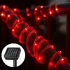 Crveno solarno osvetljenje u providnom PVC crevu stvara toplu atmosferu