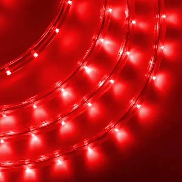 Dekorativne crvene LED lampice donose energiju i romantiku na terasu