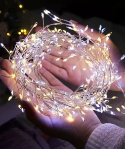 Dekorativne lampice za zavesu i zid unose meko osvetljenje u prostor