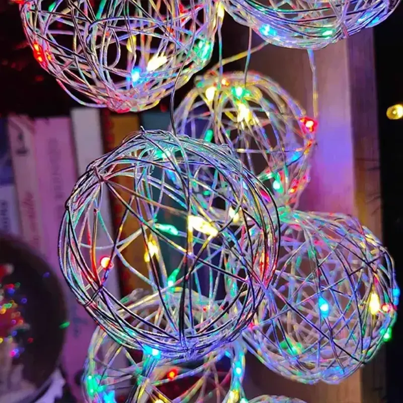 Dekorativne LED kugle šarena rasveta stvaraju razigranu svetlosnu čaroliju