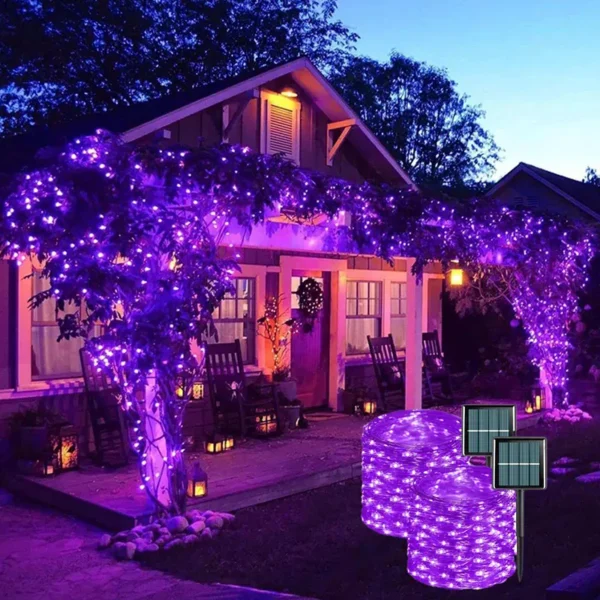 Dekorativni LED niz u ljubičastoj boji stvara magičnu i elegantnu atmosferu