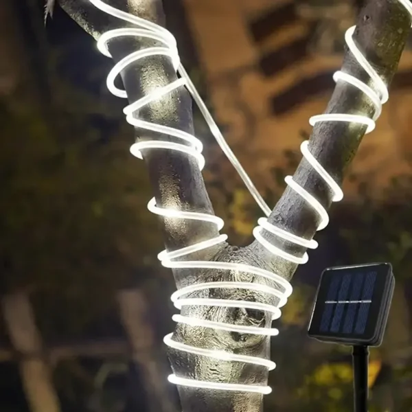 Dekorativni LED niz za terase i ograde pruža stabilno belo osvetljenje