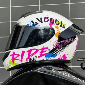 Bela dizajnerska kaciga za motor sa crnom i crvenom grafikom