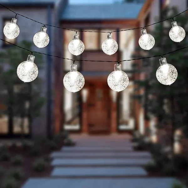 Elegantne bele solarne lampice dodaju notu luksuza svakom prostoru