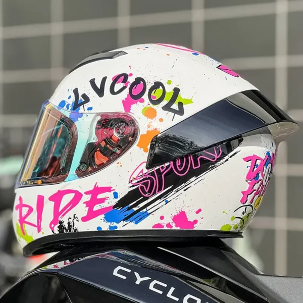 Integralna kaciga za motoriste sa detaljnom i kvalitetnom grafikom