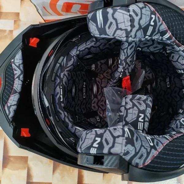 Kaciga za motor sa sigurnosnim LED svetlom na potiljku za bolju vidljivost noću