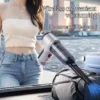 Prikaz kako se koristi bežični usisivač za auto za čišćenje unutrašnjosti vozila