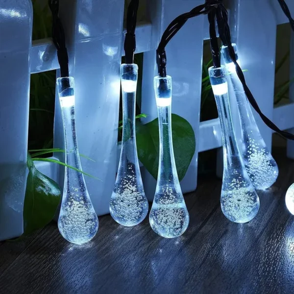 Kapljice svetlosti solarne lampice stvaraju miran i topao vizuelni efekat