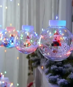 Kugle sa šarenim sijalicama novogodišnji motivi unose praznični duh i veselo osvetljenje