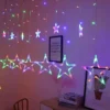 LED niz sa šarenim efektima i zvezdama osvetljava zidove i prozore