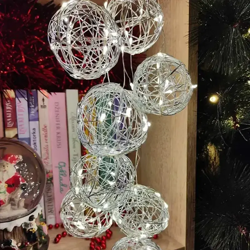 LED sijalice kugle žute mrežaste unose toplotu i prazničnu eleganciju