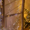 LED svetlosni niz belo-žute boje pruža romantično i mirno svetlo