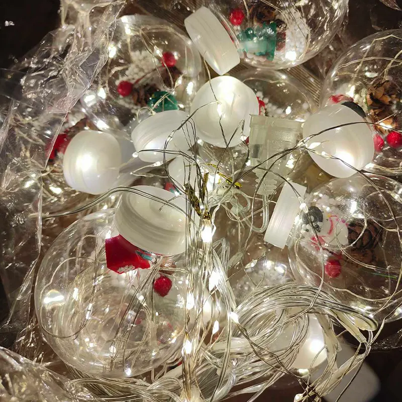 Novogodišnja dekorativna rasveta sa toplim belim kuglama stvara prazničnu toplinu