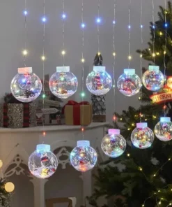 Novogodišnje kugle sa LED sijalicama i motivima Deda Mraza i jelke stvaraju toplu atmosferu