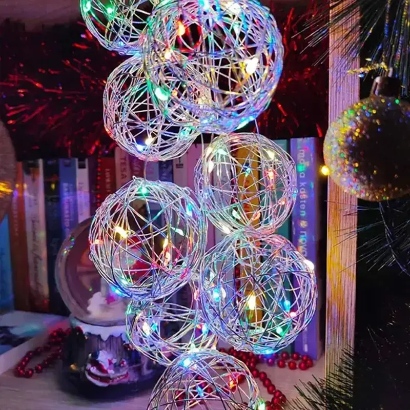 Novogodišnje LED kugle u više boja osvetljavaju prostor prazničnim tonovima