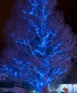 Plave solarne lampice na LED nizu stvaraju hladan ton i moderan izgled terase