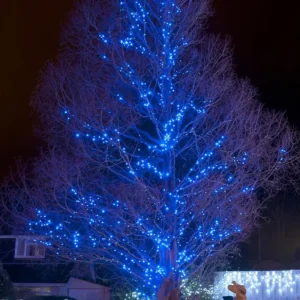 Plave solarne lampice na LED nizu stvaraju hladan ton i moderan izgled terase