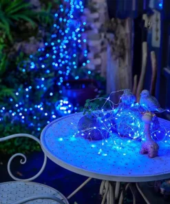 Plave solarne sijalice na terasi stvaraju miran i elegantan ambijent
